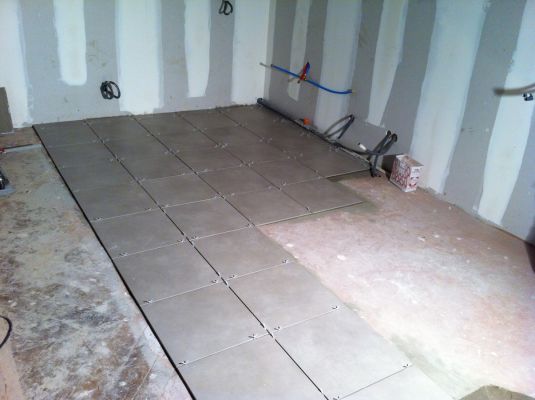 Pose du carrelage de la cuisine